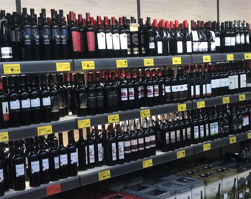 Weinangebot im Supermarkt